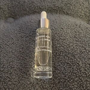 Revitalizing Hyaluronic Acid Serum with Silver Cap